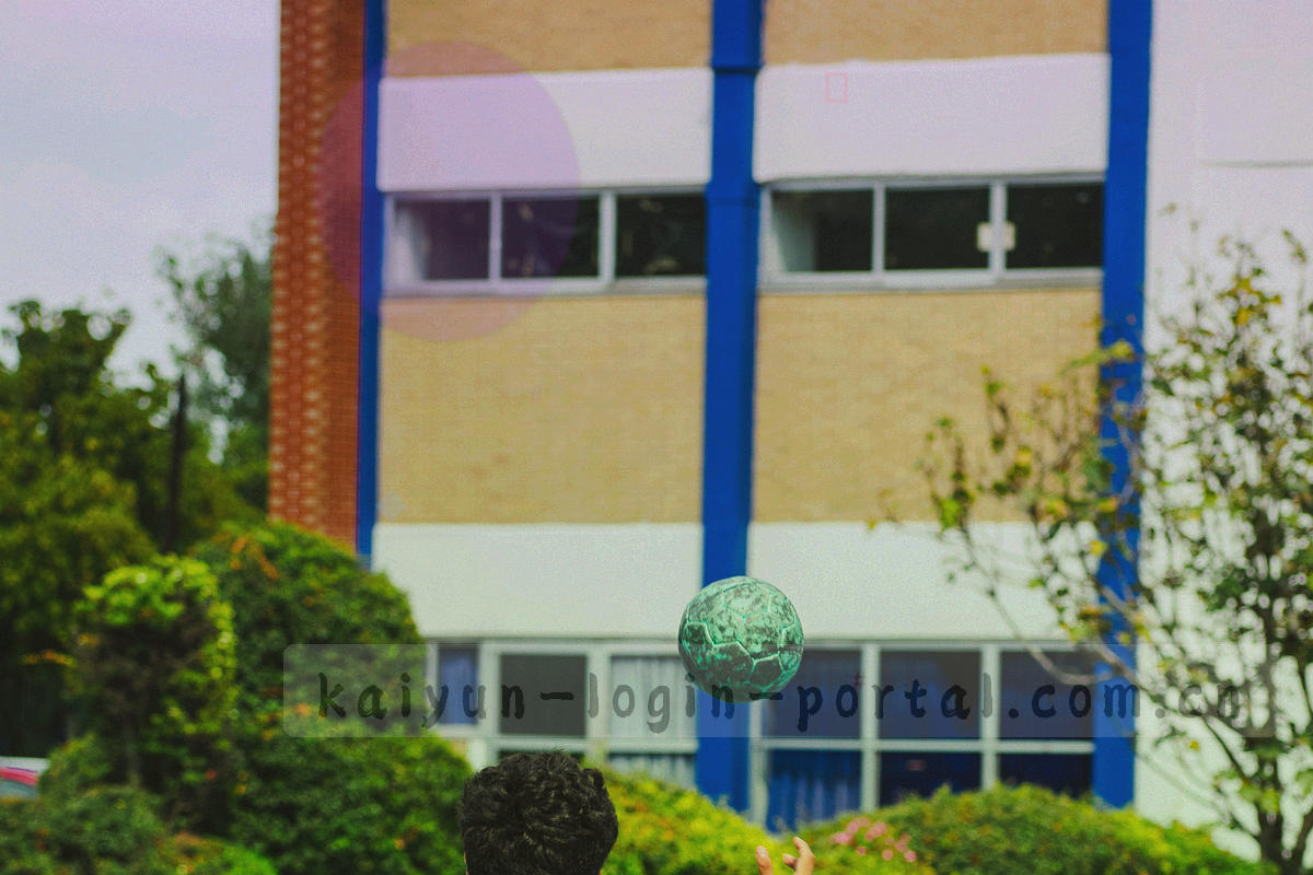 抽象移动端界面卡片与数据模块示意图，核心模块以荧光青柠高亮排布